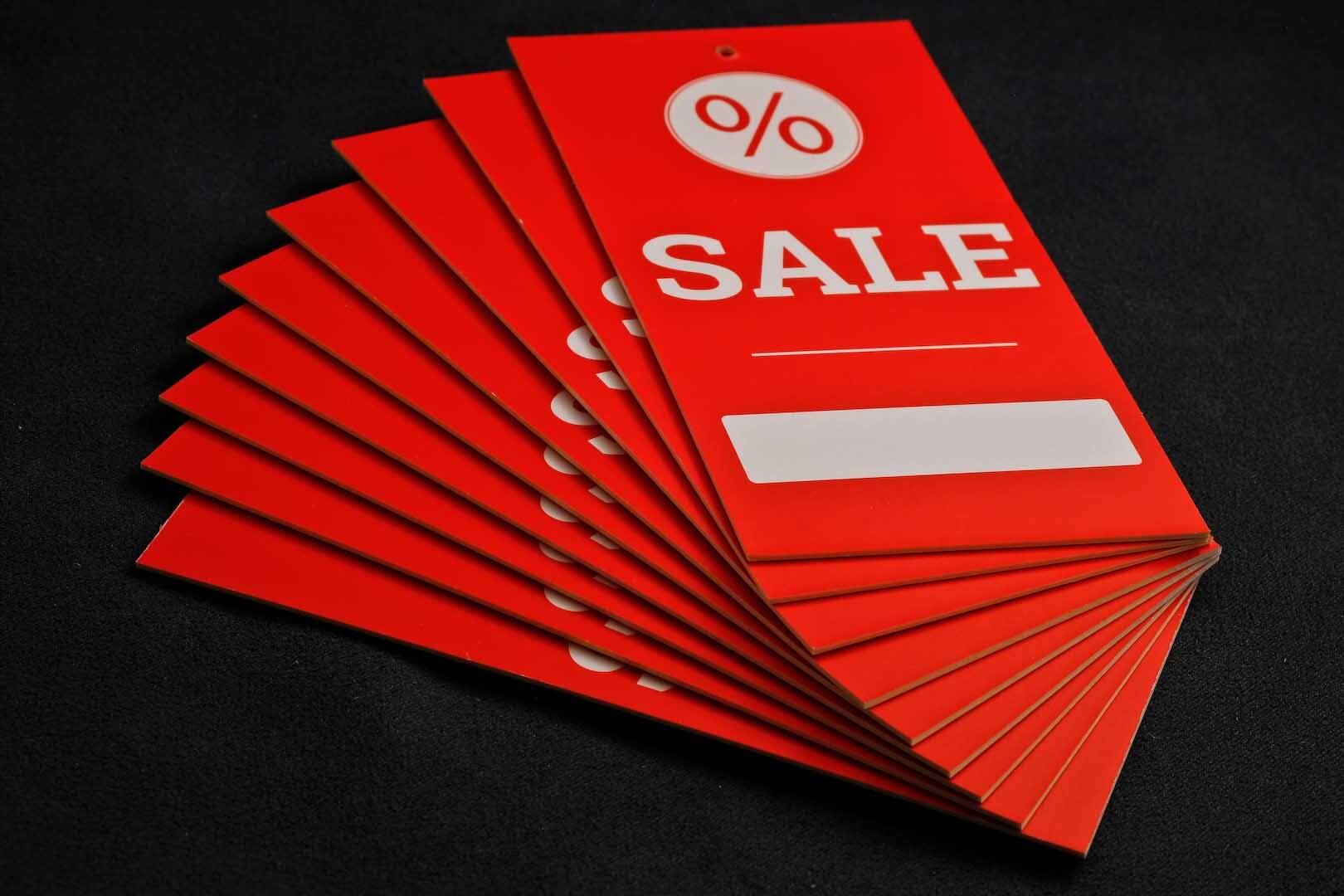 odzieżowe etykiety kartonowe na promocje